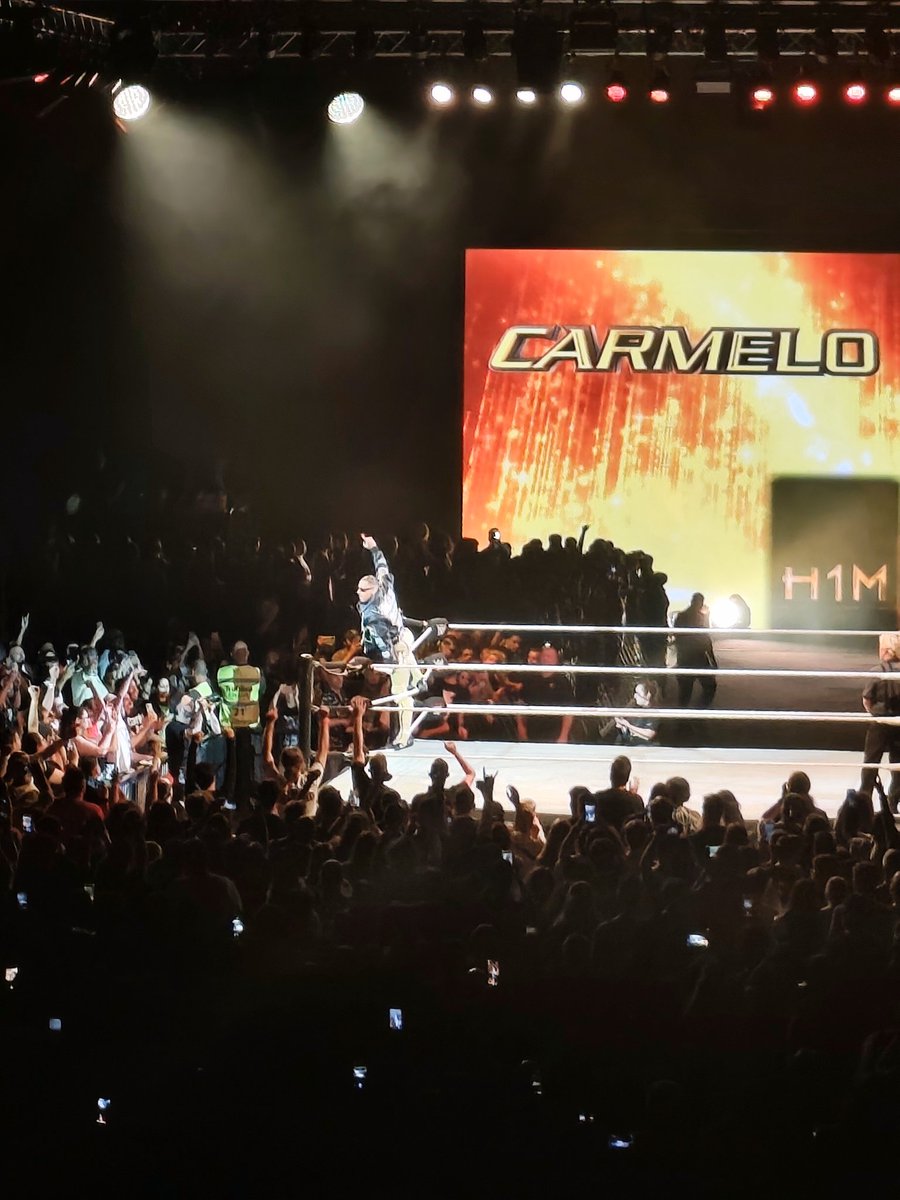 Giamy91's tweet photo. What a night!

Obrigado WWE 🇵🇹

#WWELisbon https://t.co/42UKNb6Pl7