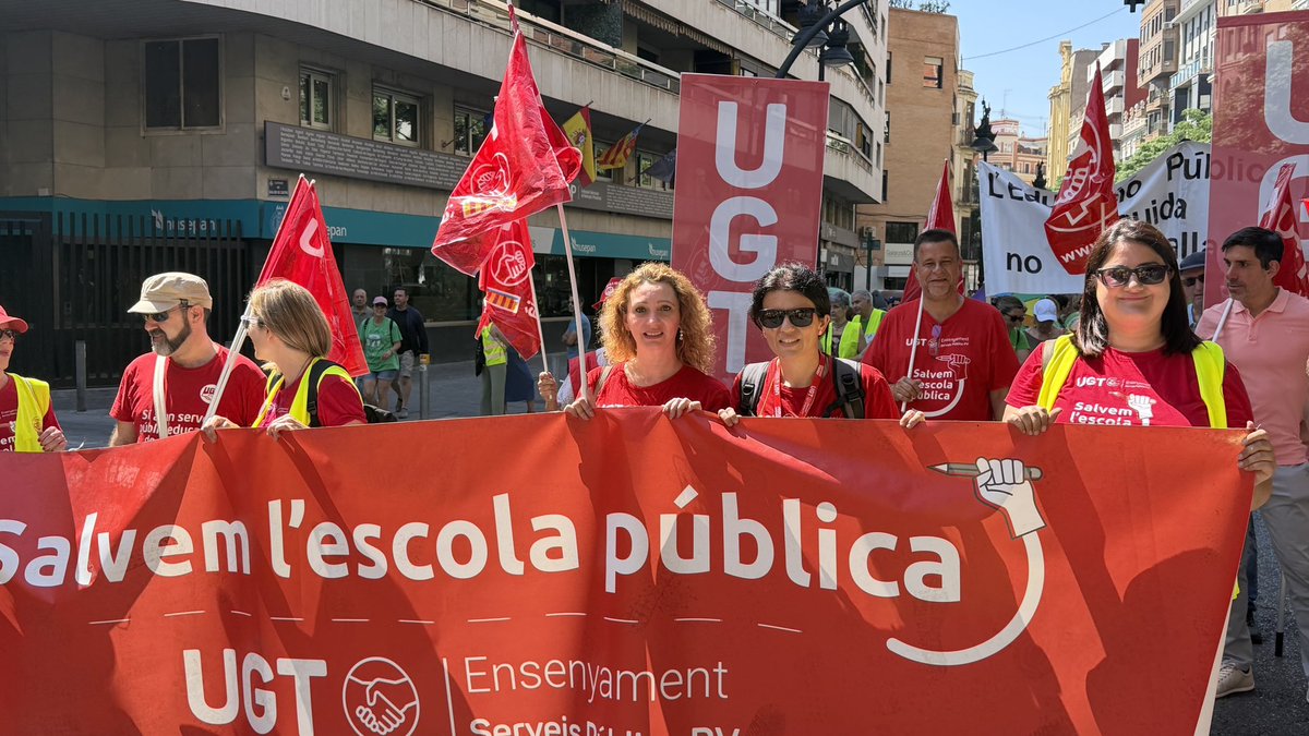 kayaya19's tweet photo. Ni el calor ni el cansancio físico y mental pueden con nuestros profes!!!!
#ConselleraDimissio
#JuanfranDimissio https://t.co/uHPkGEqcjk