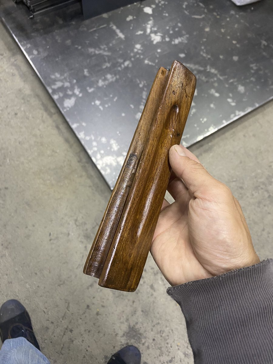 milspecs2's tweet photo. フォアグリップ、傷つけて凹ましてダメージ加工してからのオイルステインで色付け！

これで無可動につけても違和感ないはず・・・

うんちなみのインド製実用リプロがやっと見られるくらいにはなったかしらね笑 https://t.co/x1JiAegST1