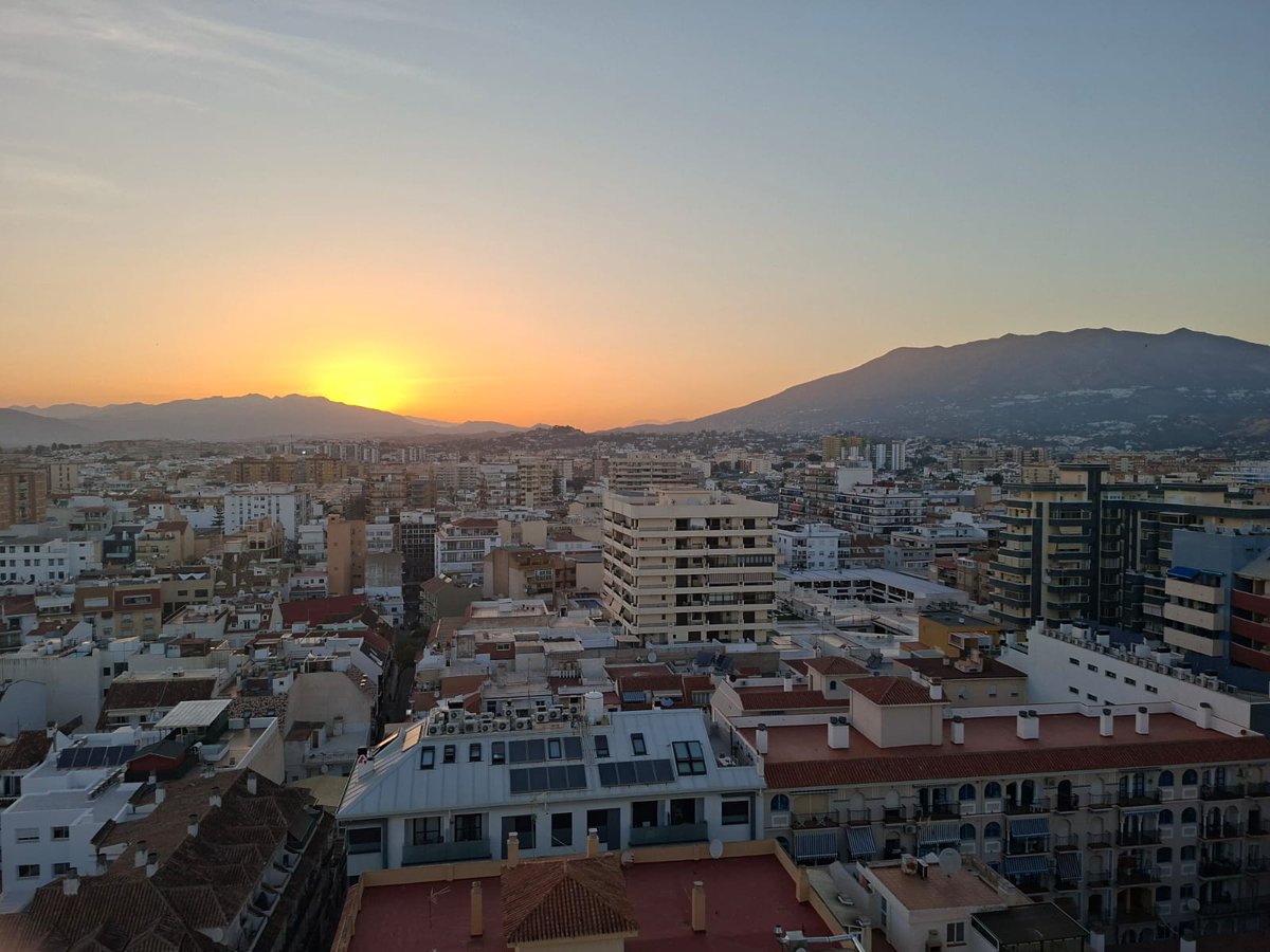 SkyDiaryScot's tweet photo. #RightAngles on the buildings as the sun was captured at the #RightAngle for it setting last night, Fuengirola .
#PMJWeeklyChallenge https://t.co/pYpJ86c0eZ