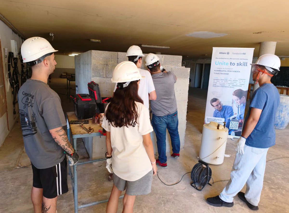 FDIfundacion's tweet photo. 🔝Más de 150 jóvenes de zonas afectados por la DANA ya han participado en los programas formativos de @Allianz_es y Fundación FDI, y  adquiriendo competencias en albañilería, fontanería y electricidad para mejorar sus oportunidades laborales 👏🏻

#SomosPersonasFDI https://t.co/ZGGANJgJi5