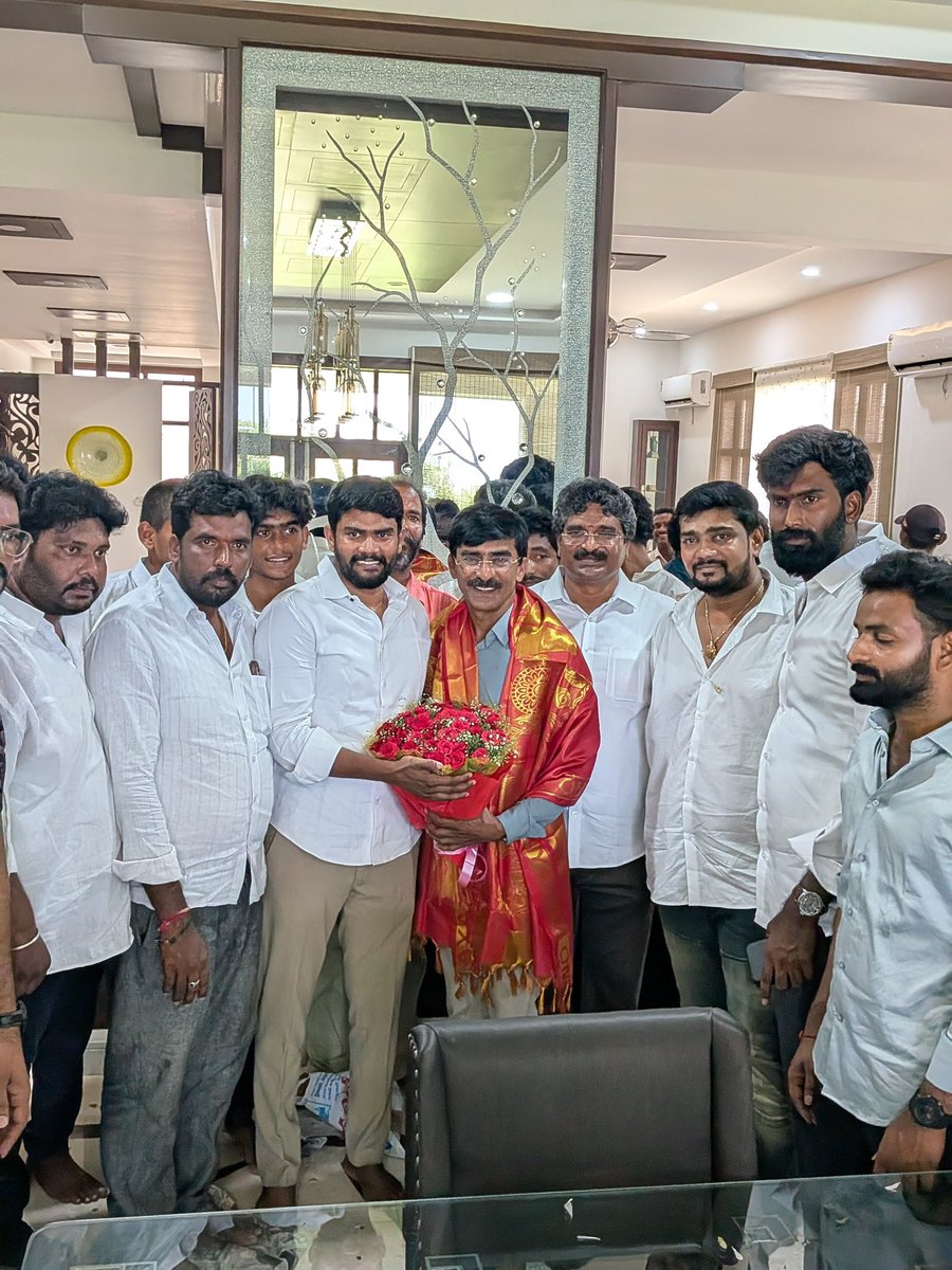 Ward13Ysrcp's tweet photo. *రామిరెడ్డి ప్రతాప్ కుమార్ రెడ్డి గారికి జన్మదిన శుభాకాంక్షలు తెలిపిన యువ నాయకుడు ఊటుకూరు* 

నెల్లూరు జిల్లా వైఎస్ఆర్సీపీ యువజన విభాగం అధ్యక్షులు మరియు కార్పొరేటర్ *శ్రీ ఊటుకూరు నాగార్జున్ గారు* https://t.co/trJtgeaT2U
