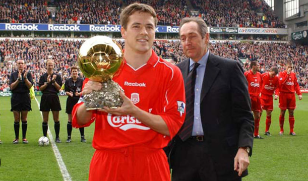 Oneonone1111's tweet photo. Salah satu cerita menarik dari transfer Michael Owen ke Manchester United adalah bagaimana Sir Alex Ferguson merekrutnya dengan sangat cepat.

Pada musim panas 2009, setelah Carlos Tevez pergi dan Cristiano Ronaldo pindah ke Real Madrid, Ferguson membutuhkan tambahan striker. Di saat banyak nama besar dikaitkan dengan United, ia justru melihat peluang pada Michael Owen yang berstatus bebas transfer setelah meninggalkan Newcastle United.

Dalam autobiografinya, Ferguson mengaku menghubungi Owen secara langsung dan mengundangnya ke rumah untuk berbicara. Tak lama setelah pertemuan itu, transfer pun selesai. Ferguson yakin bahwa meski cedera telah mengurangi kecepatannya, insting mencetak gol Owen masih tetap tajam.

Keputusan tersebut sempat dipertanyakan karena Owen adalah mantan bintang Liverpool. Namun Ferguson melihat seorang striker berpengalaman yang masih punya sesuatu untuk dibuktikan.

Pada akhirnya, transfer Owen mungkin tidak mengubah sejarah Manchester United seperti Cantona atau Ronaldo. Tetapi kisah bagaimana Ferguson mengambil risiko pada mantan pemain Liverpool dan berhasil mendapatkan beberapa momen ikonik darinya dan memberi owen gelar EPL tetap menjadi salah satu cerita unik di era sang manajer legendaris.