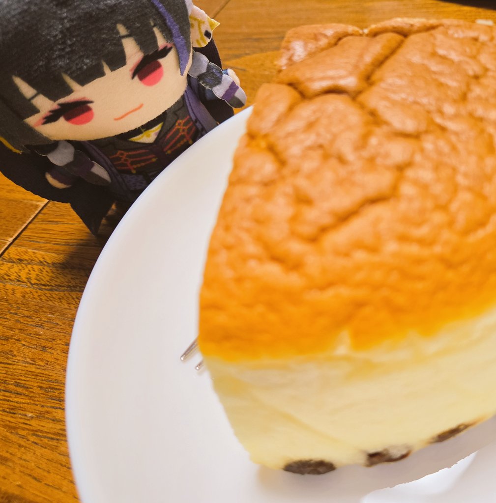 ciabutter's tweet photo. ショートで流れてきたメロちが好きって言ってたりくろーおじさんのチーズケーキ
レンジで温めたけど美味しくて、焼きたてあんだけ並ぶわけだなあ https://t.co/M6k1y0fHo3