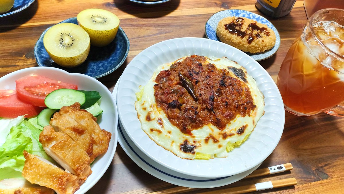 1pos's tweet photo. ミラノ風ドリア、セブンの揚げ鶏のっけサラダ、セブンのコロッケ、キウイ https://t.co/pzJ6W2zCNd
