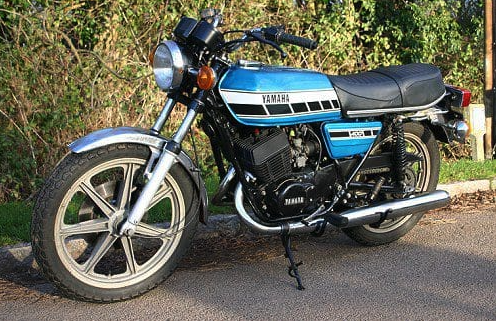 classicbikeshow's tweet photo. #ThrowbackThursday Yamaha's RD400. The combination of 40 horsepower and less than 350lb dry weight gave the RD zippy acceleration through its six gears and an acceptable top speed of just under the ton. It was very competitively priced: Honda’s four-cylinder four-stroke CB400 cost a massive 17% more than the Yamaha. The RD400 also beat the Z400, KH400 and GT380 on price while proving more than a match for them on the streets — although its ground clearance wasn’t wonderful.

Will there be any RDs at Newark on Sunday? 👇

🏍️ 𝗢𝘂𝗿 𝗡𝗲𝘅𝘁 𝗘𝘃𝗲𝗻𝘁 🏍️

✅ 𝗡𝗼𝗿𝗺𝗼𝘂𝘀 𝗡𝗲𝘄𝗮𝗿𝗸 𝗔𝘂𝘁𝗼𝗷𝘂𝗺𝗯𝗹𝗲 𝗮𝗻𝗱 🇯🇵𝙅𝙖𝙥𝙖𝙣𝙚𝙨𝙚 𝗖𝗹𝗮𝘀𝘀𝗶𝗰 𝗗𝗮𝘆! 🇯🇵 𝘿𝒓𝙞𝒗𝙚𝒓𝙨/𝙍𝒊𝙙𝒆𝙧𝒔 𝒐𝙛 𝙅𝙖𝙥𝙖𝙣𝙚𝙨𝙚 𝒄𝙖𝒓𝙨 (𝒐𝙫𝒆𝙧 20 𝒚𝙚𝒂𝙧𝒔 𝒐𝙡𝒅) / 𝙗𝒊𝙠𝒆𝙨 (𝒐𝙫𝒆𝙧 15 𝒚𝙚𝒂𝙧𝒔 𝒐𝙡𝒅) 𝙜𝒆𝙩 𝙞𝒏 𝑭𝙍𝑬𝙀! 𝗦𝘂𝗻𝗱𝗮𝘆 𝟳𝘁𝗵 𝗝𝘂𝗻𝗲 𝟮𝟬𝟮𝟲 | 𝗡𝗲𝘄𝗮𝗿𝗸 𝗦𝗵𝗼𝘄𝗴𝗿𝗼𝘂𝗻𝗱, 𝗡𝗼𝘁𝘁𝗶𝗻𝗴𝗵𝗮𝗺𝘀𝗵𝗶𝗿𝗲