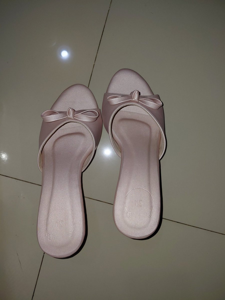 mengpreloved's tweet photo. @leunllyn kitten heels pink 6cm, uk 38 [insole 23.5] , baru dipake sekali, 150k aja bisa cod oyen

negoin aja guys aku mau jual cepet😔 https://t.co/jqFVwKp4SD