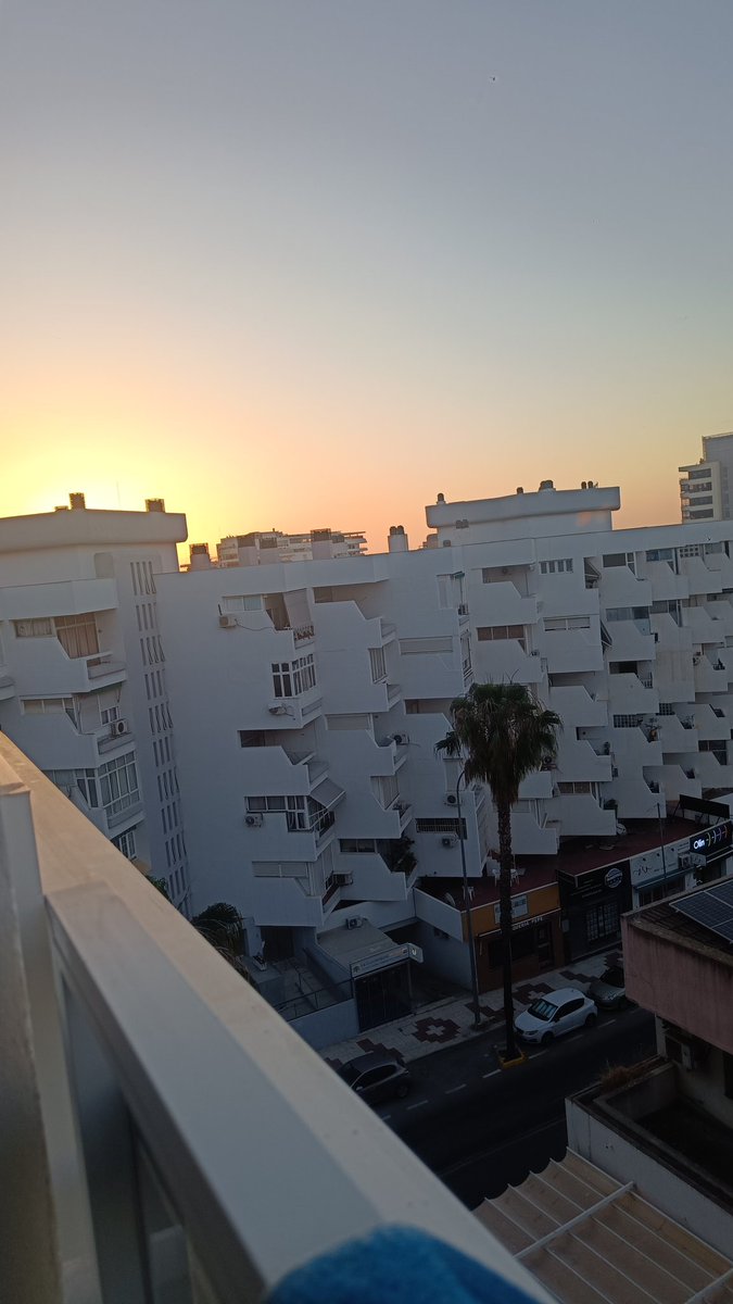 BryanG_random's tweet photo. Sabes que son unas buenas vacaciones cuando ves el amanecer con tu mejor amigo borrachos en el balcón de la habitación del hotel en calzoncillos después de comer costillas a las 6 de la mañana https://t.co/bk86Rl2ui3