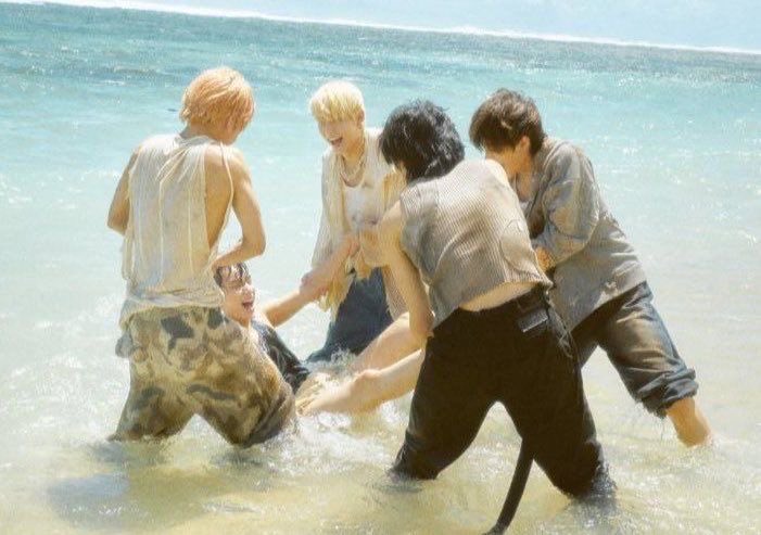 n4kaharra's tweet photo. my favorite type of tubatu pics are like this i just love seeing them have fun it brings me so much joy 🙁🙁🙁🙁 https://t.co/sOYxAFi3xP