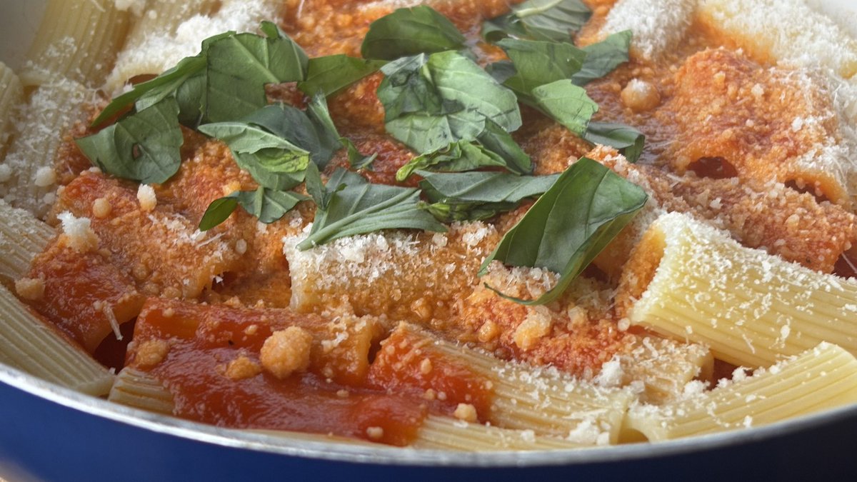 EVernacci's tweet photo. Faltaba mi hija por venir a la bienvenida en casa. Ayer quedó resuelto.
Aperitivo como sus hermanos y ya se quedaron a cenar. Hicimos unos paccheri alla Vittorio, receta de Chicco Cerea. 
Chez Vernacci. https://t.co/blPjZVIV7z