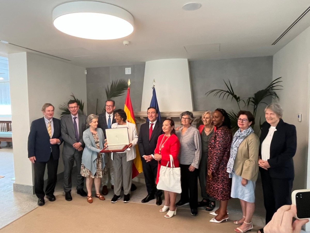 BelgiuminSpain's tweet photo. 🇧🇪🌍 Bélgica, comprometida con la abolición universal de la pena de muerte

🤝@belgiuminspain participa en la AG de la Comisión Internacional c/ la Pena de Muerte @ICOMDP junto a EM del Grupo de Apoyo. 

🇪🇸 reconoce la labor de #ICDP con una🏅
📅#9WC en París

 #NoAlaPenaDeMuerte https://t.co/CXzelvNkKl