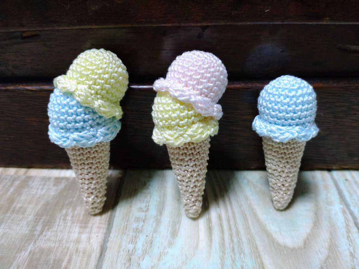 yang_yarn's tweet photo. ちっちゃいアイスできました🍦
ホビーショーの #オリムパス さんのワークショップの続きでひとりワークショップしてます🧶

これじゃ大きさがわからないなと思ってしろくまさん登場させたら🐻幼稚園児に詰められてるみたいな図になりました😆
#編み物
#かぎ針編み https://t.co/criN0QhQ4F