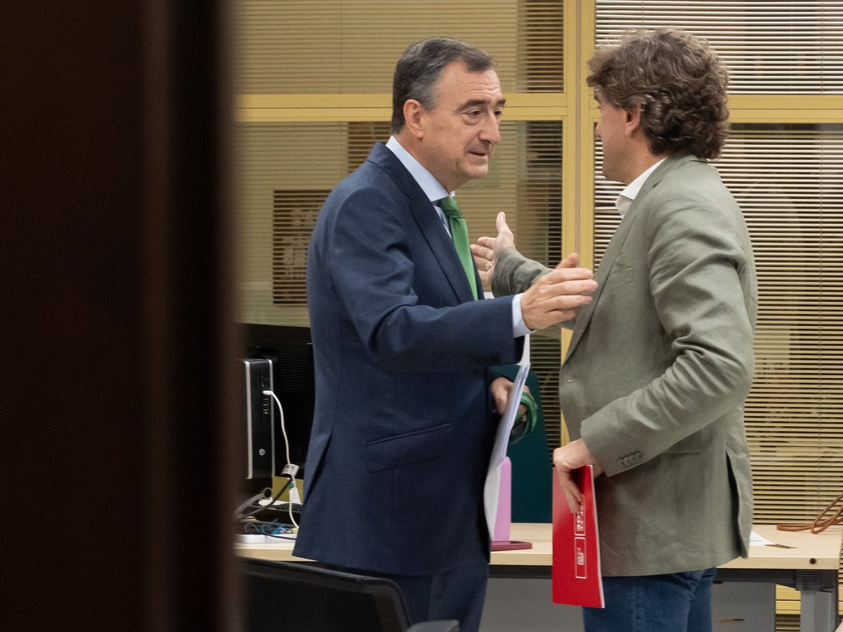 enekoandueza's tweet photo. Somos dos partidos diferentes. 

Por eso discrepamos.

Y lo seguiremos haciendo.

Y, sobre todo, nos ponemos de acuerdo, porque estamos comprometidos con la sociedad vasca.

El ruido suele subir demasiado en el primer caso.

Y quizá resulte menos atractivo un pacto en materia de competitividad como el que hemos anunciado hoy. 

Pero esto es lo importante. 

Que el acuerdo que sustenta el Gobierno de coalición de Euskadi entre PSE-EE y PNV sigue y seguirá trabajando para mejorar la vida de la ciudadanía vasca.

#2añosmásdeizquierdaútil