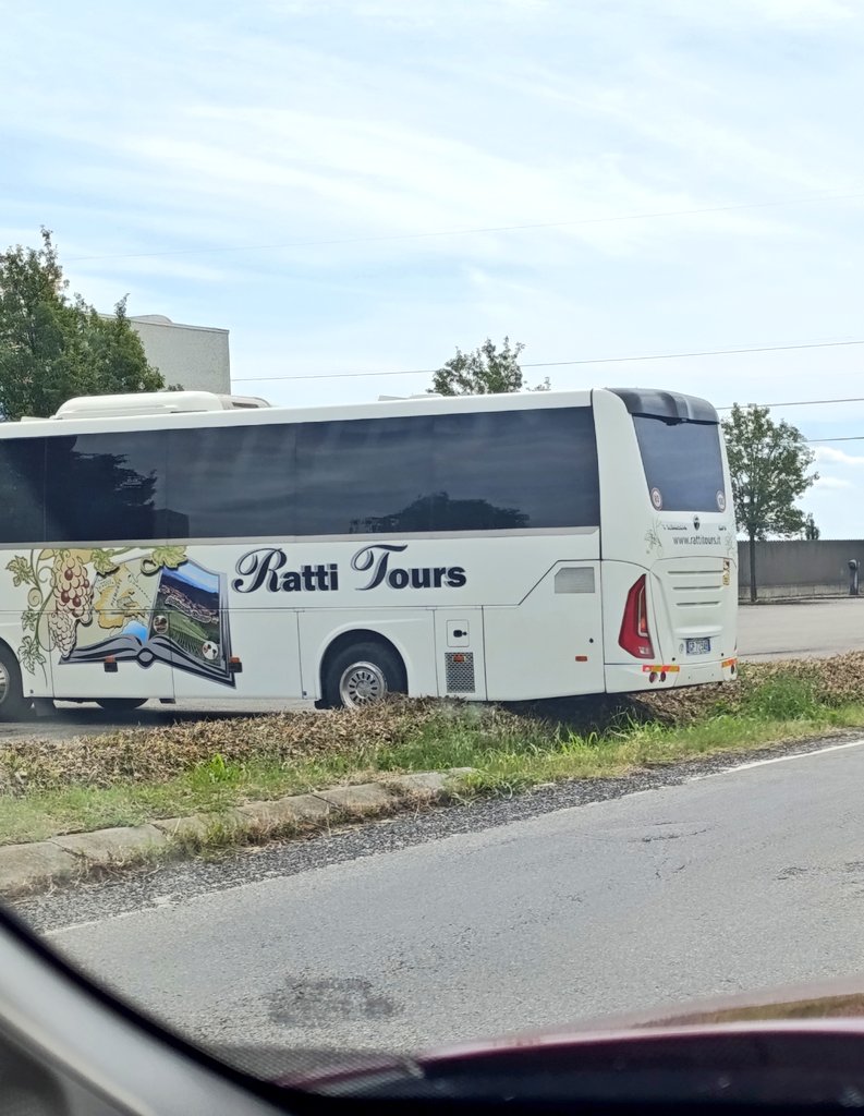 ellyzanzi's tweet photo. Beate le merde che possono permettersi il pullman nuovo. https://t.co/cprcSXvh17