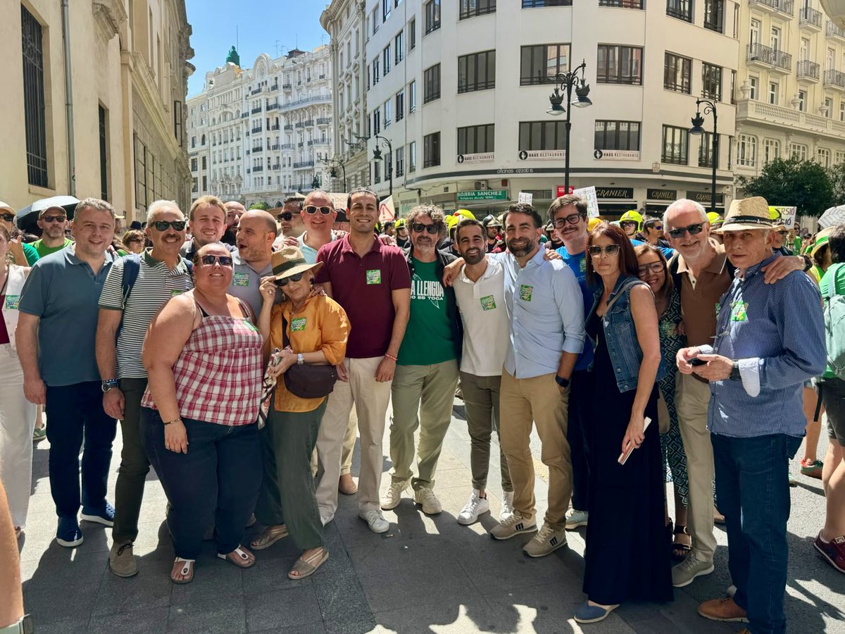 PSOEValencia's tweet photo. Quatre setmanes després, el professorat continua al carrer defensant una educació pública de qualitat.

Han demostrat responsabilitat, civisme i voluntat d’acord. Molta més de la que han mostrat Catalá I Pérez Llorca.

Ja és hora d’escoltar-los i asseure’s a negociar. https://t.co/sshoSzB75r