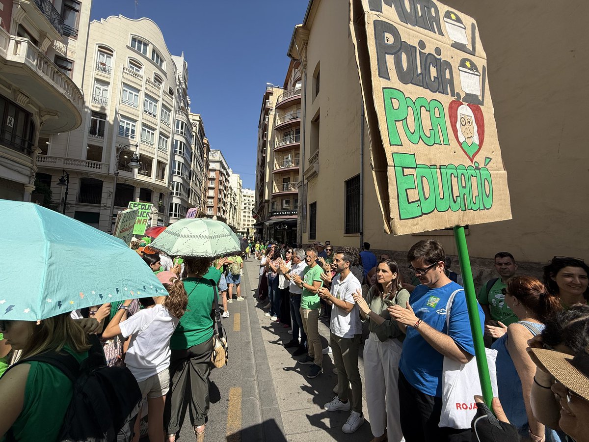PSOEValencia's tweet photo. Quatre setmanes després, el professorat continua al carrer defensant una educació pública de qualitat.

Han demostrat responsabilitat, civisme i voluntat d’acord. Molta més de la que han mostrat Catalá I Pérez Llorca.

Ja és hora d’escoltar-los i asseure’s a negociar. https://t.co/sshoSzB75r