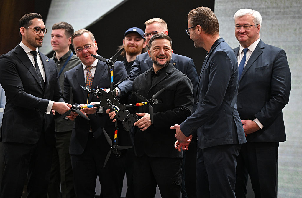 Euractiv_FR's tweet photo. L’aide militaire européenne fait décoller l’industrie des drones en Ukraine: Kiev affirme être désormais le leader mondial en matière d'innovation dans le domaine de la guerre des drones 

The post L’aide militaire européenne fait décoller l’industrie… https://t.co/0t7mm3bdxo https://t.co/CzEOTnL4Ns