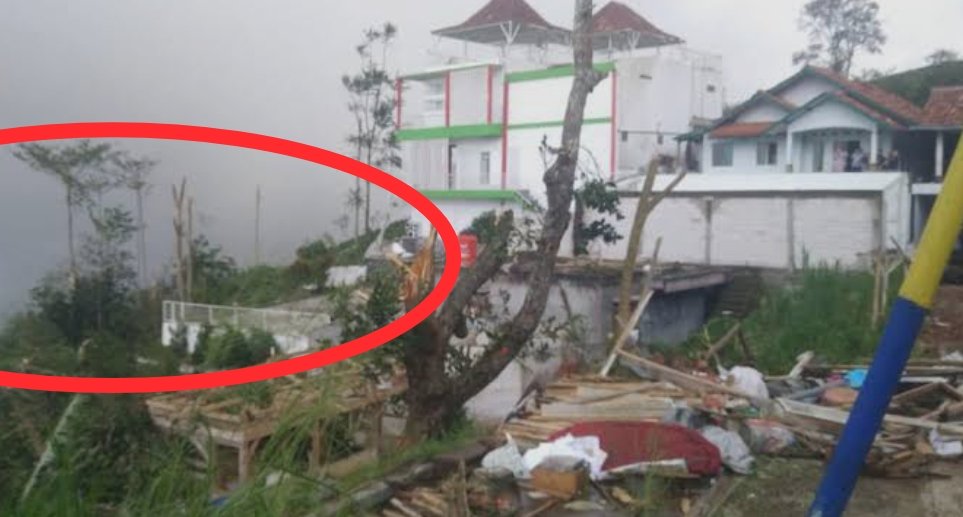 UsagiTor's tweet photo. Major debarking found on the Cimenyan 2021 Tornado in Indonesia, the tornado itself Is multi-vortex, and the tree probably a softwood tree, IF4 damage. https://t.co/ZY5gnL9XG6