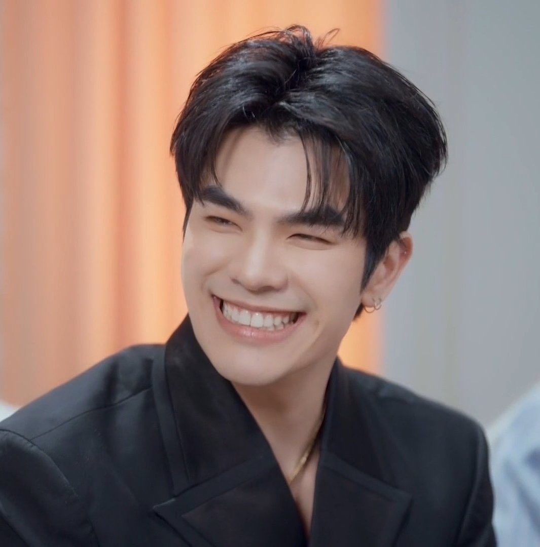 kuypunxmilephak's tweet photo. เมนเรา แก่เดือนกว่าเรา (1992) แต่หน้ากับผิวคือ 😭 https://t.co/cniXFp5ZN9