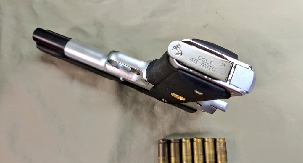 LAHOBBYSHOPUSED's tweet photo. 古き良きモデルガン

MGC Colt Government S80
COMBAT ELITE

93年頃に10mmAUTOのDELTA ELITEと同じくして発売された45AUTO

HWに蒸着メッキSVという意欲作
幸いまだメッキ剥がれもあまり無し

後に新日本模型版ではABSメッキに生まれ変わりました

当時のメーカーの頑張りを感じる一丁です🙇 https://t.co/1oqFRWSeSg