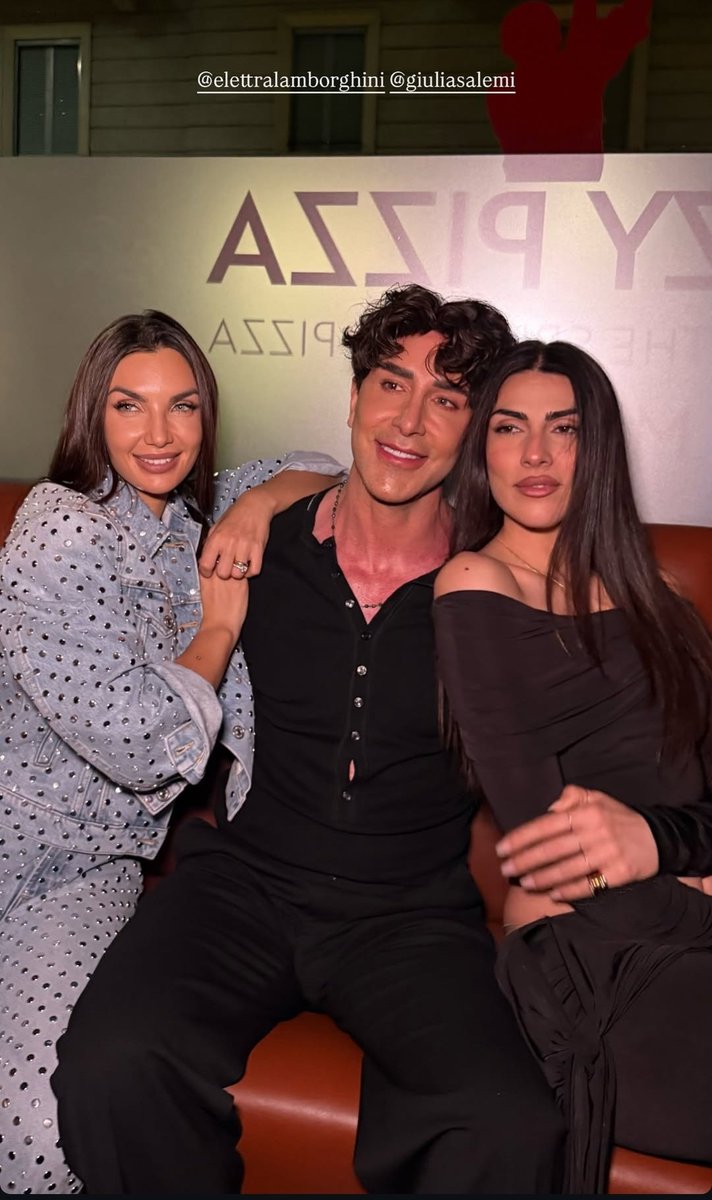 Vittoriafr11's tweet photo. Bellissimi auguroni Matteo❤️🎊#prelemi https://t.co/Pgdw2YJEAO