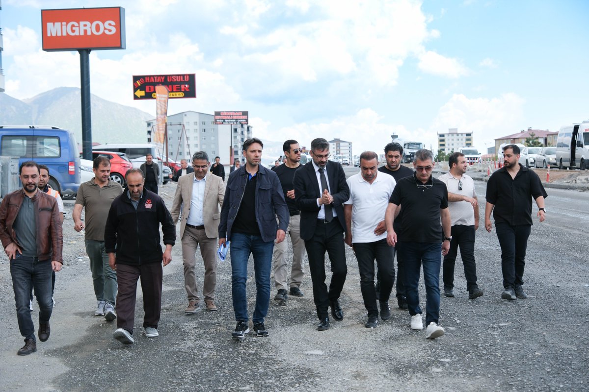 BitlisBld's tweet photo. Belediye Başkanımız Sayın Nesrullah Tanğlay, belediye ekiplerimiz ile birlikte Van Karayolları 11. Bölge Müdürü Sayın Demirhan Erol ve beraberindeki teknik heyetle, Beşminare Mahallemizde devam eden asfaltlama çalışmalarını yerinde inceledi.

Teknik ekipten çalışmaların son durumu ve proje detayları hakkında bilgi alan Başkanımız, mahallemizin ulaşım altyapısını güçlendirecek bu önemli çalışmalar dolayısıyla Karayolları Bölge Müdürlüğümüze teşekkürlerini iletti.

Daha konforlu ve güvenli yollar için çalışmalarımız aralıksız devam ediyor.