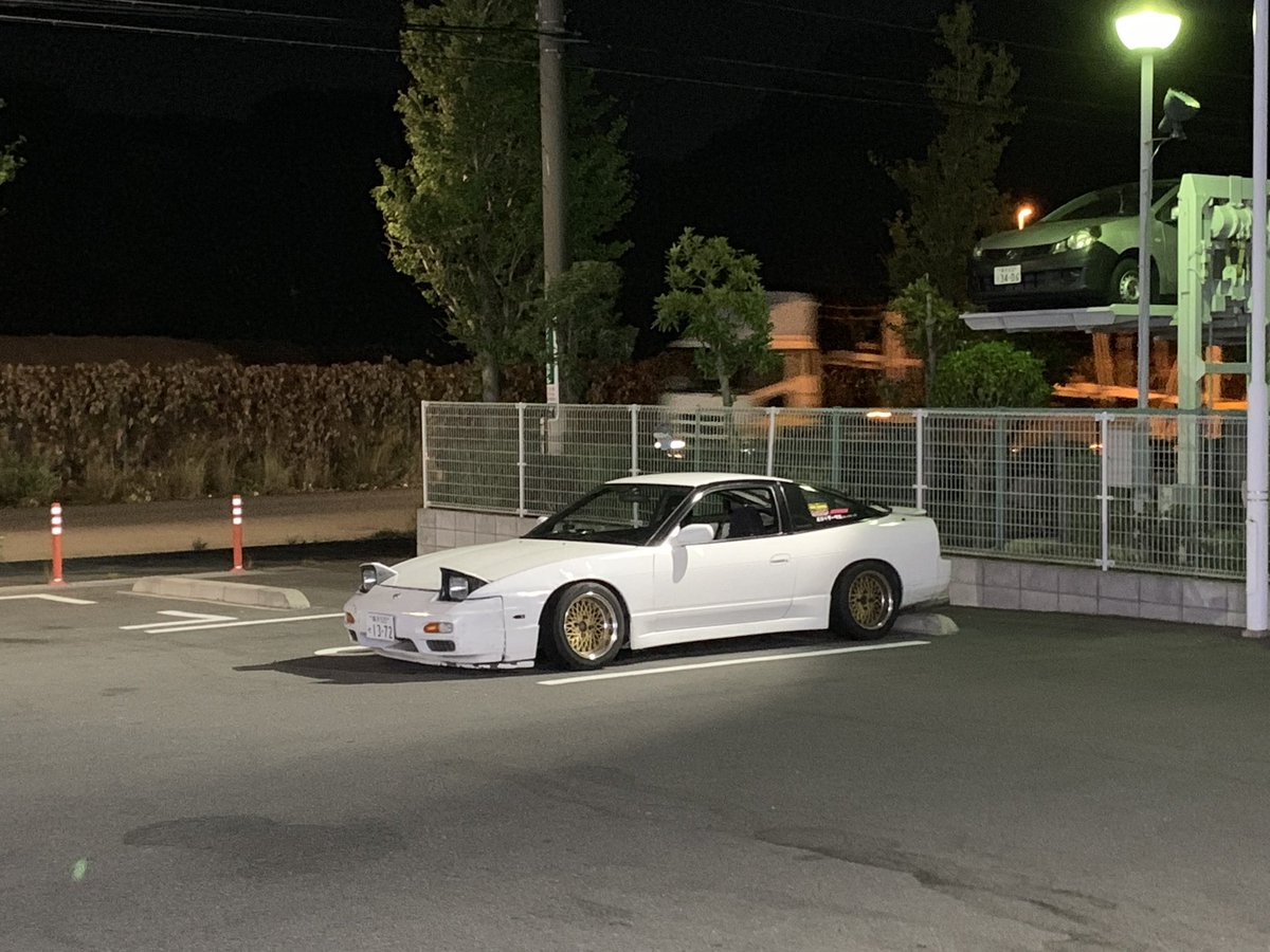 ___korosuke___'s tweet photo. かっこよかったのになぜか走る鉄屑みたいな軽自動車にハマって2人ともメインカーの車検が切れるというね https://t.co/y554y68nlo