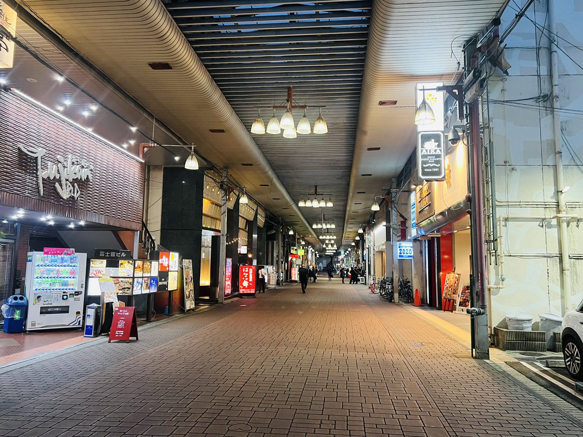 xRandq's tweet photo. 郡山(福島)のアーケードの少し古くて薄暗い雰囲気と、その中にあるまぜそば屋すこすぎるゾ https://t.co/ZLNbLueHJk