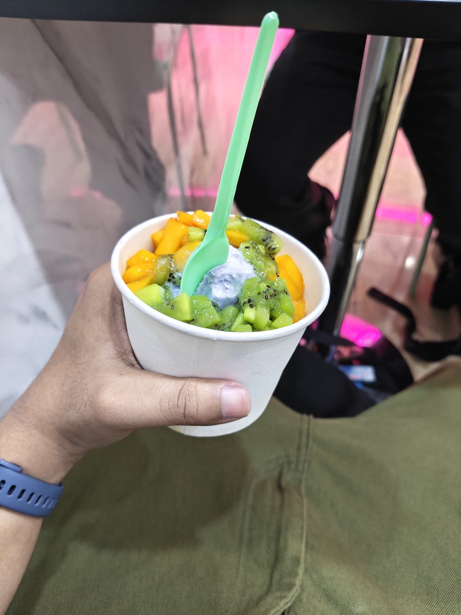 bemybeee23's tweet photo. I love Froyo <3 https://t.co/6b4DX69pnP