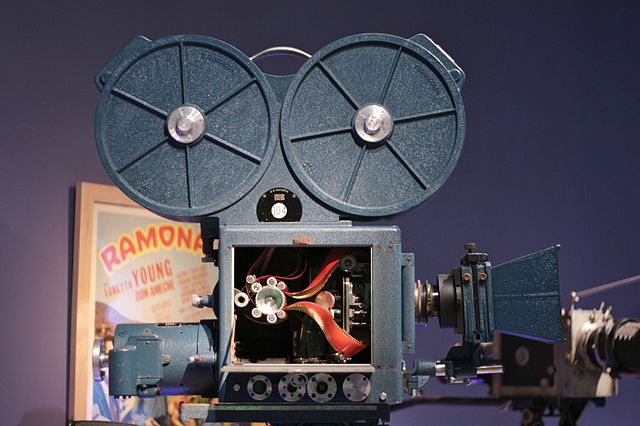 mariobianchi18's tweet photo. Il #4giugno 1929 a Rochester (Usa) il pioniere della fotografia George Eastman tiene la prima dimostrazione di un filmato in #Technicolor, con la macchina da presa contenente 3 pellicole, ognuna destinata a memorizzare uno specifico colore primario per rendere più vivi i colori. https://t.co/htPPqiJpSh