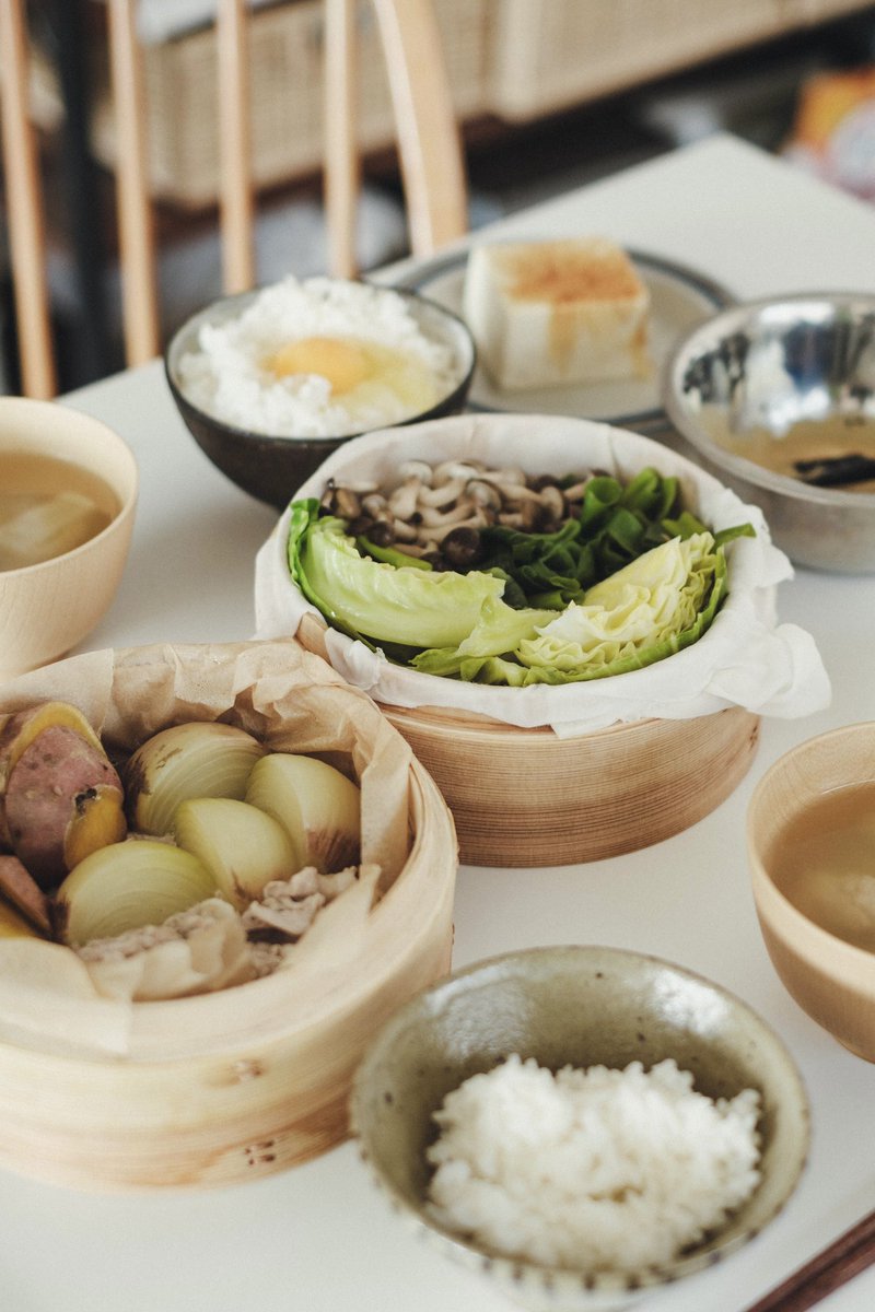_haliving's tweet photo. 野菜もりもり蒸し野菜と主菜、バランスの取れてそうなごはんを食べると体も心も調子がいい。逆に、お惣菜ばかりだとメンタルまで崩れる。
食べるもので体はつくられるし、体と心はつながっているんだなと思う😌🧘🏻‍♀️ https://t.co/ulIy86I4Er