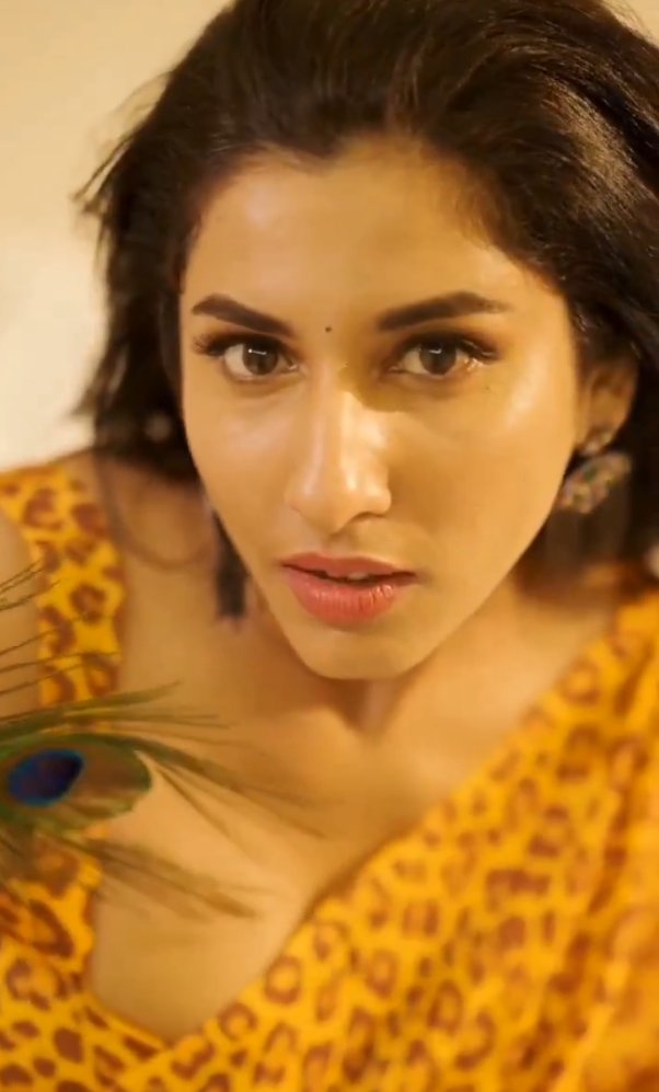 larocker00's tweet photo. Whenever my horny wife craves to be with a hungry beast in bed and desires to be mauled and eaten, she wears those animal print Sarees, sometimes for me, and sometimes for him.🐯😉 https://t.co/cEQgKBDBOm