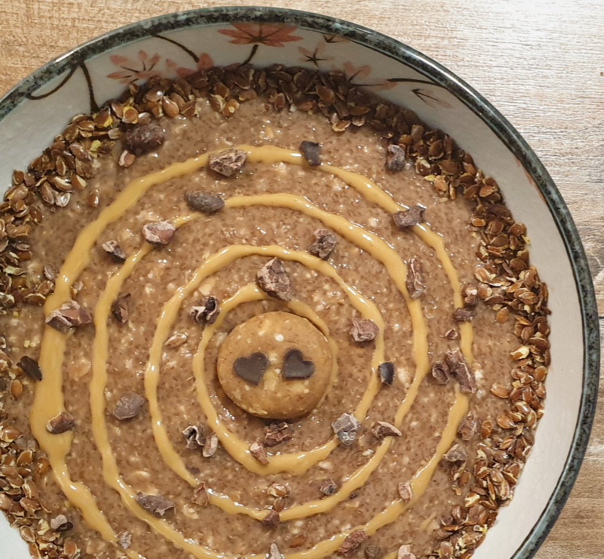 raincandyED's tweet photo. Breakfast~~

• porridge base 🌾
  + peanut choco p. powder
  + psyllium husks
  + linseeds, PB, cacao nibs
  + peanut butter date ball
  + tiny dark choc hearts

276cals
21g carbs | 24g protein | 10g fat https://t.co/qDOcREW7ds