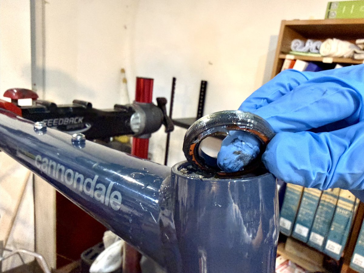 cycle_days's tweet photo. オーバーホール作業。
当店にて販売させて頂いた車体、あるいは手を入れさせて頂いた車体については『答え合わせ』の瞬間。　
　
狙った作業がしっかり効いてくれていたかの確認作業。
ヘッド、BB、ハブ、フリーボディ、その他パーツも可能な限り長くトラブルなく使って頂けるように。 https://t.co/bdmdOfbhxk