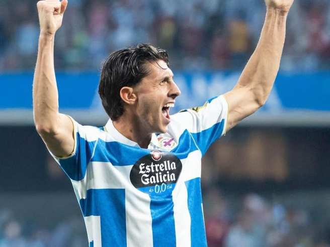 solofichajes123's tweet photo. 🗣️El delantero italiano Samuele Mulattieri alucina con la afición del @RCDeportivo en una entrevista en 'Corriere della Sera': "Aquí todo el mundo apoya al Dépor, te saludan por la calle y te animan. Es algo muy sincero, no como en Italia, donde ni siquiera en una gran ciudad la gente apoya a su equipo local. Es genial ver a los aficionados con la camiseta del Deportivo. Hacerlo bien aquí también fue una forma de recompensar su confianza; les importamos. Tienen 30.000 abonados y llevan demasiado tiempo alejados de #LaLiga"