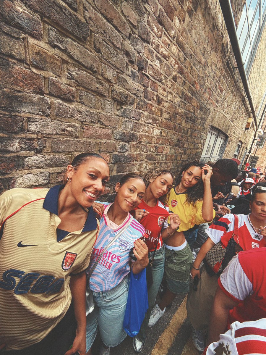 jxvcee's tweet photo. We Made History #Arsenal ❤️❤️ https://t.co/GePHI8jOu4