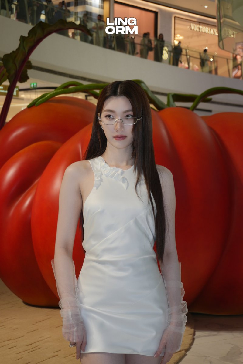 LingOrmCH3's tweet photo. เจอมาดามลุคนี้ไป เไ ยังแพ้ ! 

ORM VEGGIE POPUP ICONSIAM #OrmxGentleMonsterICONSIAM #OrmKornnaphat #ออมกรณ์นภัส https://t.co/BzF0R668p3