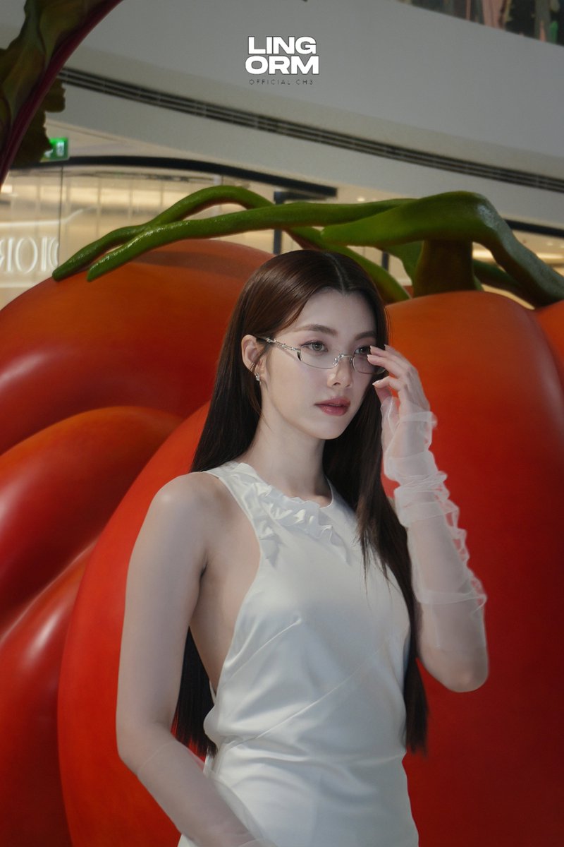 LingOrmCH3's tweet photo. เจอมาดามลุคนี้ไป เไ ยังแพ้ ! 

ORM VEGGIE POPUP ICONSIAM #OrmxGentleMonsterICONSIAM #OrmKornnaphat #ออมกรณ์นภัส https://t.co/BzF0R668p3
