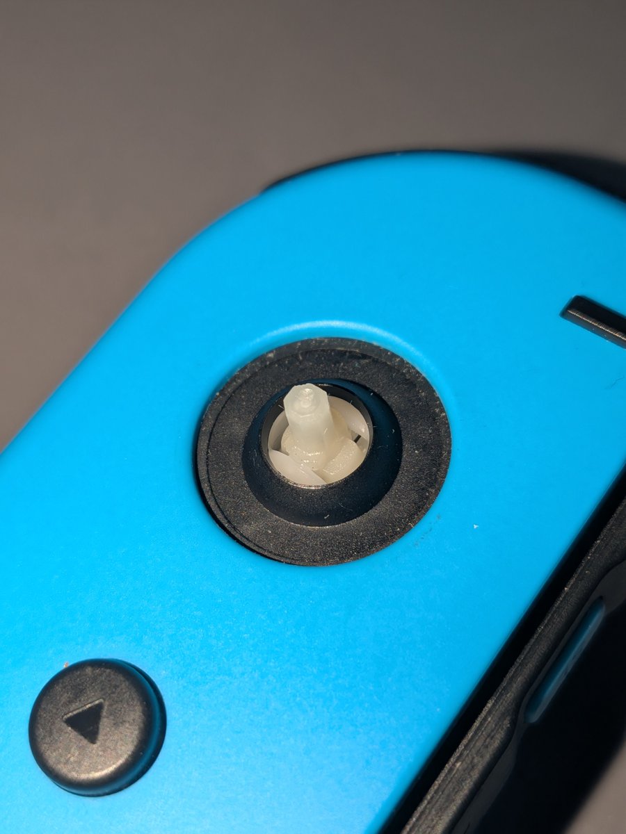 bleblade's tweet photo. コントローラーも最強仕様に
バッテリー新品に、摩耗したロックパーツを金属製に
そして何よりGulikitのTMRスティックに換装
これでスティックのドリフトは無くなり、ロックもかっちり掛かってバッテリーもばっちしという仕様のSwitchの完成です！

今はSwitch2の時代？知らぬ！ https://t.co/g5PUVQln2n