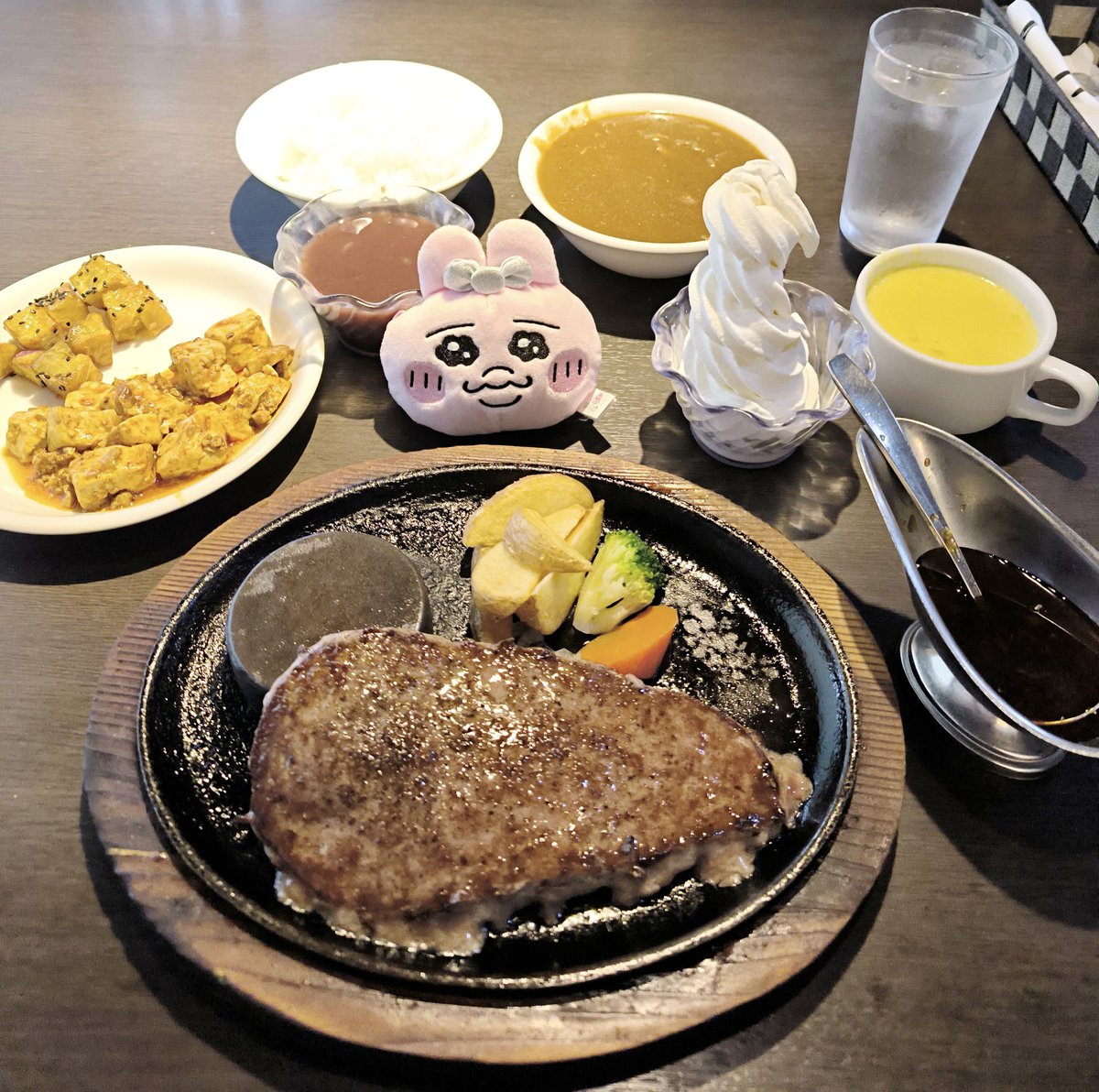 stpro_dx's tweet photo. 夜はステーキのあさくま🥩

メイン料理にサラダバー付き🥗
牛すじカレー🍛
コーンスープ🌽
ソフトクリーム🍦

カレーをたくさん食べたい時は
あさくまで決まり！✨😊

#ステーキのあさくま https://t.co/WTuNLd2nQi