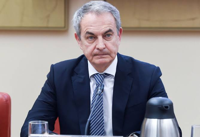 EugenioValle64's tweet photo. 🚨 LAS HIJAS DE ZAPATERO COBRARON 74.000€ DE HUAWEI CHINA.
El propio Zapatero: 208.000€ de dos empresas de Hong Kong. La UDEF encontró los contratos en el registro. Hacienda detectó discrepancias en lo declarado.
El primer expresidente investigado de la democracia. 🇪🇸 RT https://t.co/zvL64XtfYk
