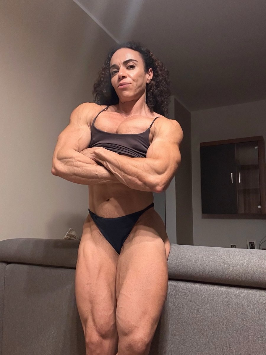 curlyfitqueen's tweet photo. What’s more intimidating, the face or the body? 😏🔥 https://t.co/bgynFDyj8h
