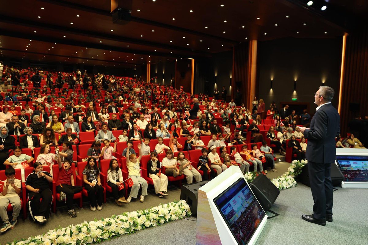 burhanduran's tweet photo. Bugün Cumhurbaşkanlığı İletişim Başkanlığımız tarafından düzenlenen “CİMER’e Renk Kat” Resim Yarışması Ödül Töreni’nde göz aydınlığımız çocuklarımızla bir araya geldik.

Çocuklarımızın ortaya koyduğu birbirinden kıymetli eserler, CİMER’in millet ile devlet arasında kurduğu güçlü iletişim köprüsünü en samimi şekilde yansıttı. Her bir çalışma, çocuklarımızın hayal gücünü, dünyaya bakışını ve devletimize duyduğu güveni ortaya koyması bakımından ayrı bir anlam taşıdı.

Yarışmaya gönderilen 1.300 eser, çocuklarımızın CİMER’e ve devletimize duyduğu güveni göstermektedir. Bu eserler, millet ile devlet arasındaki iletişimin çocuklarımız nezdinde de karşılık bulduğunu ortaya koydu.

Cumhurbaşkanımız Sayın Recep Tayyip Erdoğan’ın milletle devlet arasındaki iletişimi güçlendiren vizyonunun önemli bir yansıması olan CİMER, her yaştan vatandaşımızın talep ve beklentilerini ilgili kurumlara ulaştırmaya devam etmektedir. Bu kapsamda hayata geçirdiğimiz Çocuk CİMER Platformu ile evlatlarımızın kamusal iletişim süreçlerine daha etkin katılımını hedefliyoruz.

Ayrıca çocuklarımızın devletle kurduğu bağı daha da güçlendirmek amacıyla hazırlanan “Cumhur Dede” kitabı ve “25 Soruda CİMER” çalışması ile hem bilgilendirici hem de eğitici içerikler çocuklarımıza ulaştırılmaktadır.

Dijitalleşen iletişim ortamında çocuklarımızı yeni tehditlere karşı bilinçli, güvenli ve dirençli bireyler olarak yetiştirmek büyük önem taşımaktadır. Bu doğrultuda dezenformasyonla ve zararlı içeriklerle mücadele çalışmalarımızı kararlılıkla sürdürüyoruz.

Bu vesileyle “CİMER’e Renk Kat” Resim Yarışması’nda dereceye giren çocuklarımızı tebrik ediyor, yarışmamıza katılan tüm evlatlarımıza teşekkür ediyorum. Ayrıca programımızın hazırlanmasında emeği geçen çalışma arkadaşlarımıza ve katkı sunan tüm misafirlerimize de teşekkür ediyorum.