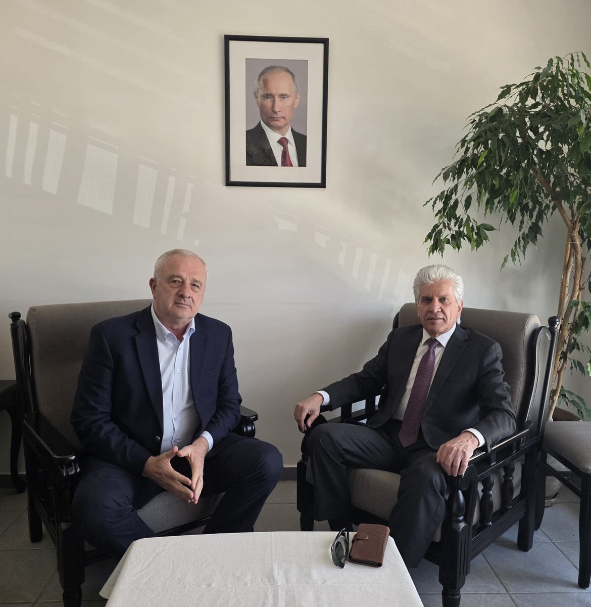 RusRepRamallah's tweet photo. في ٣ يونيو\حزيران استقبل ممثل روسية الاتحادية في فلسطين السفير غوتشا بواتشيدزه كبير المستشارين السياسيين في مكتب المنسق الخاص للأمم المتحدة لعملية السلام في الشرق الأوسط السيد باسم الخالدي.
وناقش الطرفان الخطوات العملية الممكنة لتحسين الوضع الإقليمي مع التركيز على فلسطين https://t.co/1OBSv6ZYZP