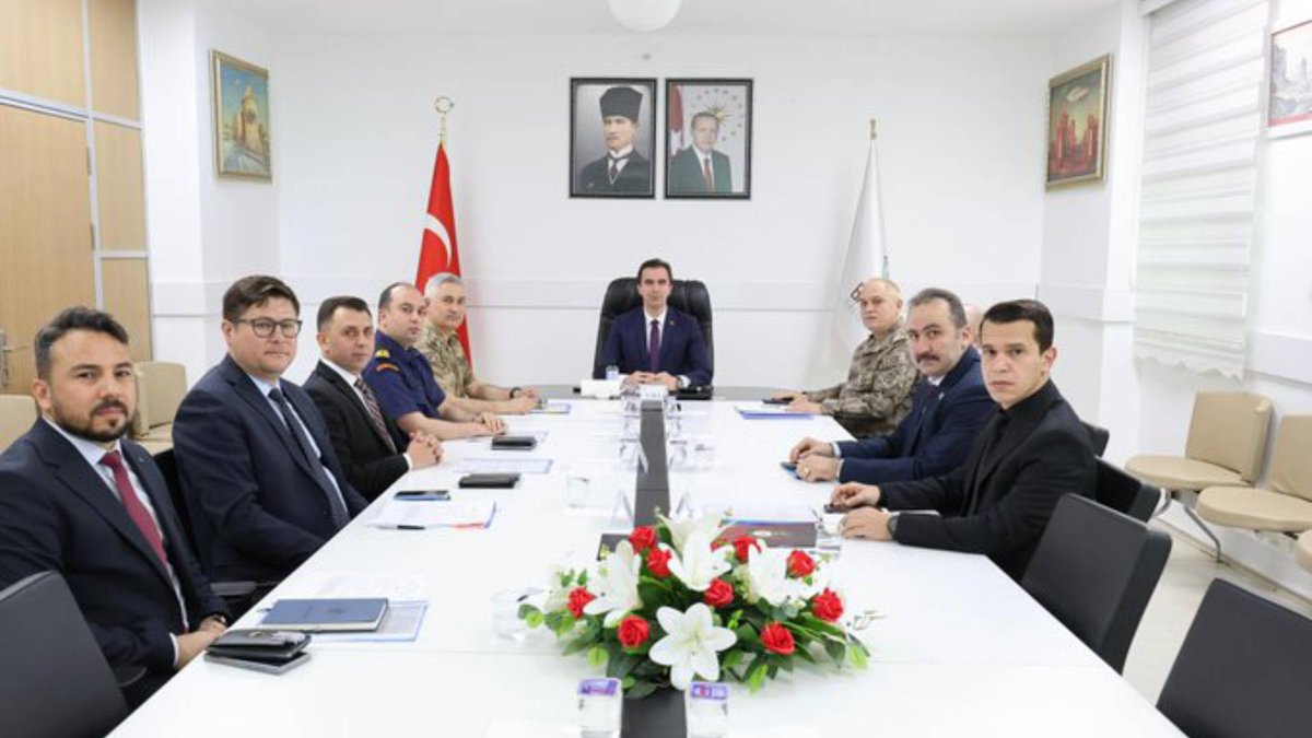 BitlisHaber13's tweet photo. Bitlis’te İl Asayiş, Güvenlik ve İstihbarat Toplantısı Yapıldı https://t.co/R4tC6vzfRd https://t.co/tm8Q6b85lb