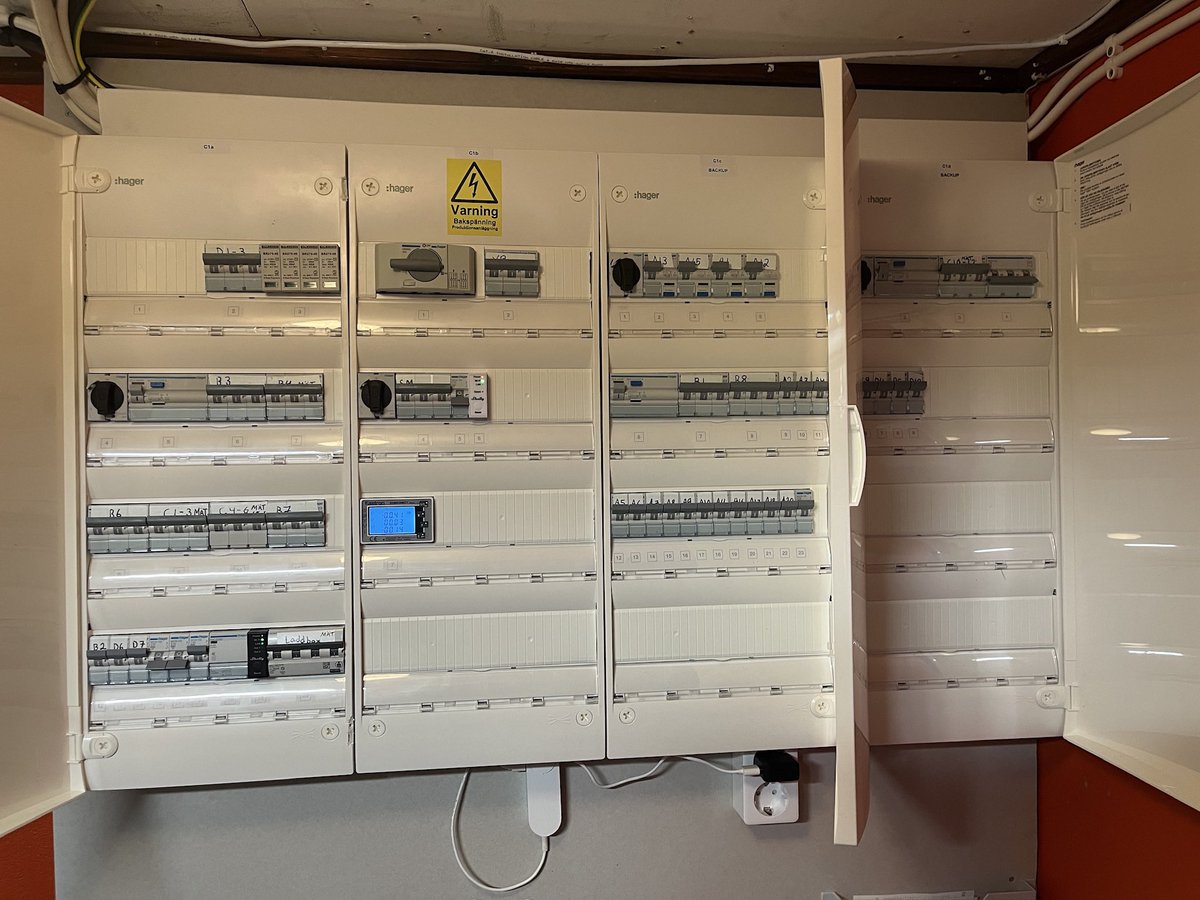 widebricks's tweet photo. Hejdå Franken-elcentral!

I samband med installation av batterier, och möjligheter till reservkraft, blev det dags att uppgradera elcentralen. Tidigare ägare och undertecknad hade byggt på den gamla i omgångar…

Detta är alltså i en villa, inte i en mindre industribyggnad 😉 https://t.co/kKPoRp5Xo5