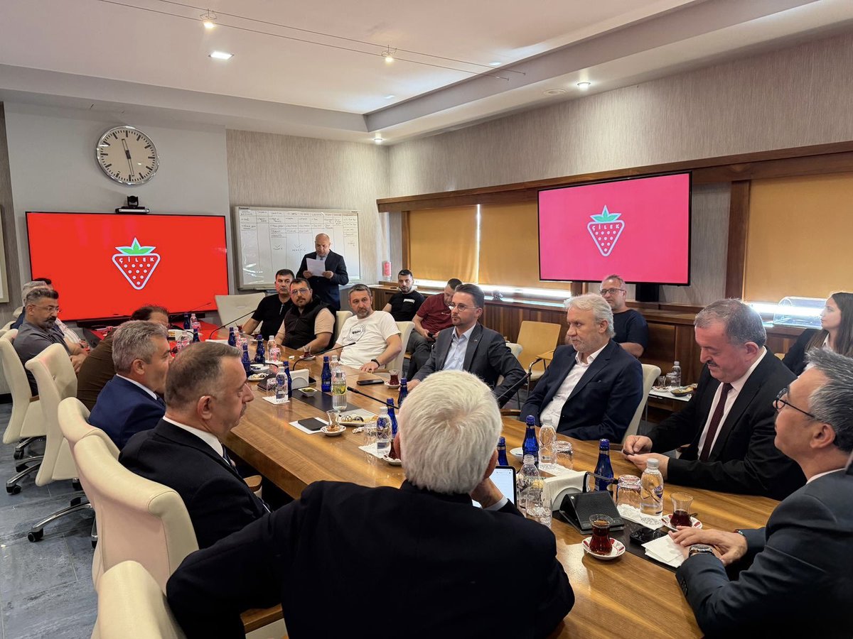 inegoltso's tweet photo. İnegöl Sektörel Mükemmeliyet Merkezi ile Çilek Mobilya iş birliğinde düzenlenen Üretim ve Planlama Kursu kapsamında gerçekleştirilen programa katıldık.

Türkiye'nin farklı illerinden gelen mobilya ve iç mekân tasarımı öğretmenlerine yönelik düzenlenen programda, İnegöl'ün üretim kültürü, mobilya sektöründeki tecrübesi ve mesleki eğitime yönelik çalışmaları hakkında sunum gerçekleştirildi.

Mesleki eğitimin sektörün güncel ihtiyaçları doğrultusunda gelişmesine katkı sağlayan okul-sektör iş birliklerini önemli buluyor, programın hayata geçirilmesinde emeği geçen tüm paydaşları tebrik ediyoruz.