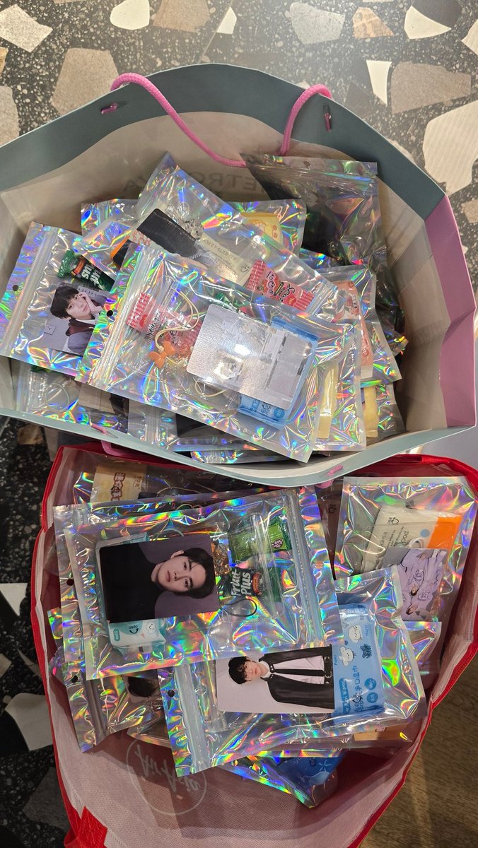 Q_Hawaa's tweet photo. Done packing freebies untuk dearest EXO-L nanti😍😍 Can't wait to meet chuolls❤️❤️ #ExhorizoninKL #exoinkl https://t.co/TowGHmTCyL
