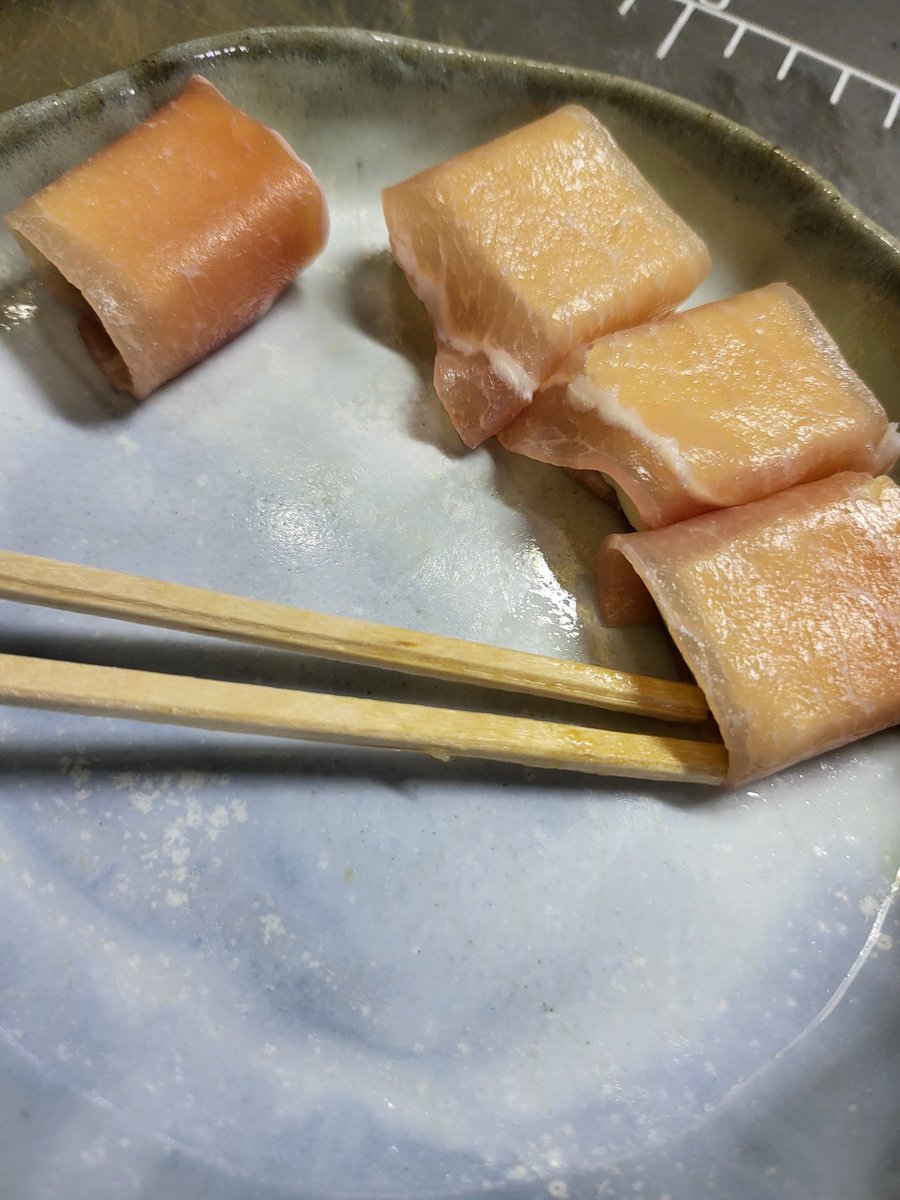 R_VoSyu's tweet photo. LAWSONのこいつ美味かった。けど高い。
て事でスーパーで生ハムとクリームチーズ買って自分で巻いて食ったら美味かった😆 https://t.co/AAMTceomyC