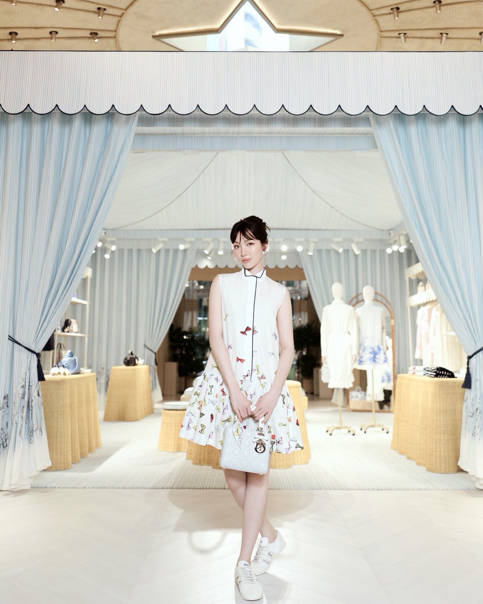 ELLEThailand's tweet photo. สวยละมุน! เปิดภาพของออม กรณ์นภัส @ormmormm ที่มาร่วมถ่ายทอดสีสันสนุกสนานกับ Dior ในคอลเล็กชั่น Dioriviera 2026 รังสรรค์โดย Jonathan Anderson ซึ่งมาพร้อมแพตเทิร์นที่น่าหลงใหล ผสานสีสันเข้ากับธรรมชาติอย่างลงตัว

#ELLEThailand
#Dioriviera
#OrmKornnaphat‌ https://t.co/tsfDua08w9